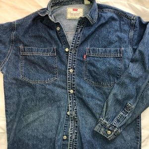 VTG Levi’s denim shirt